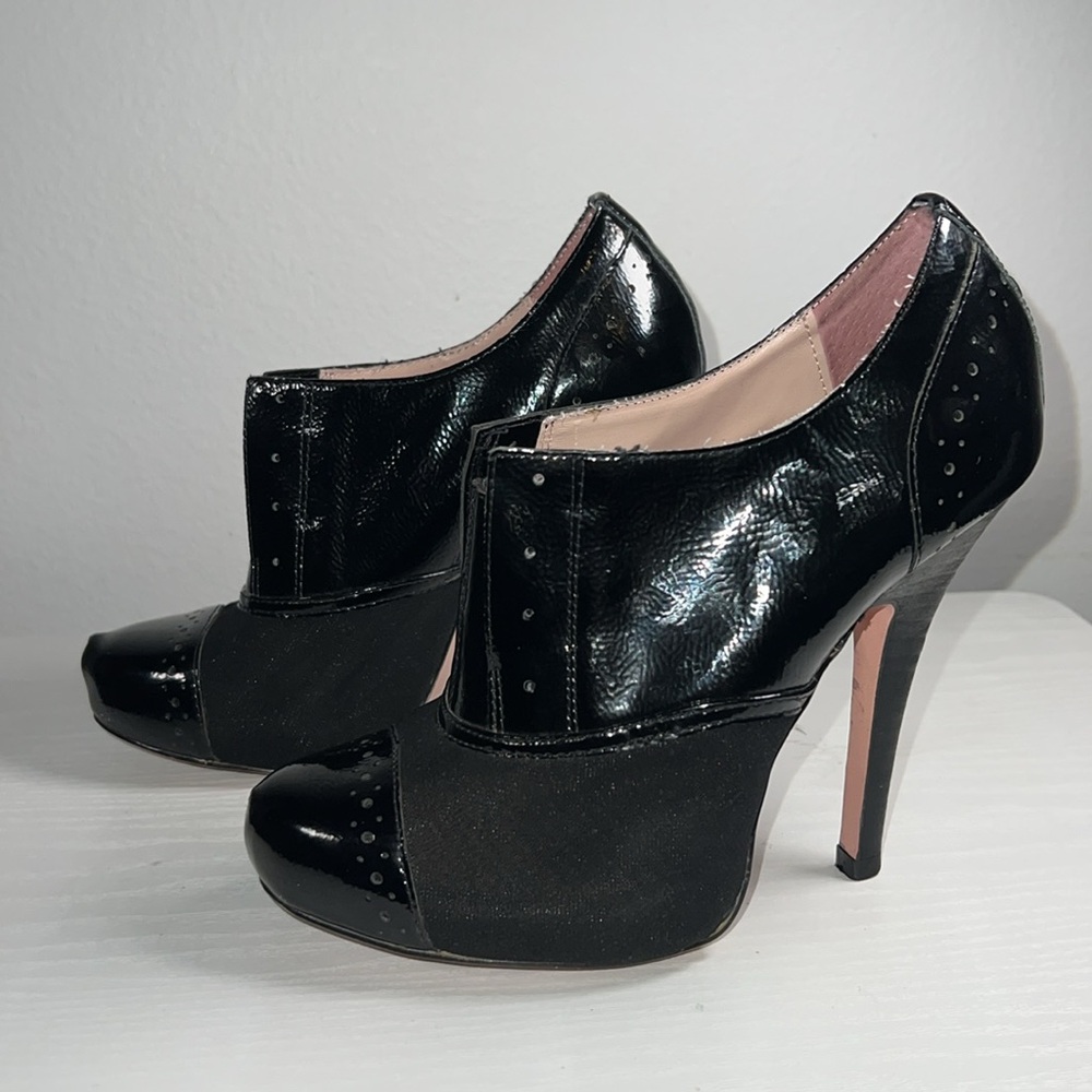 BETSEY JOHNSON DERRBY BLACK PATENT LEATHER 5" HEELS - Picture 11 of 12
